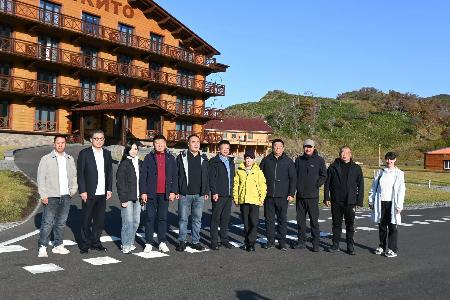 択捉島を訪問した中国黒竜江省の代表団（サハリン州のＨＰから・共同）