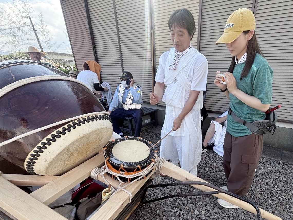 太鼓のたたき方を教わる女性＝１１日午後２時１１分、大分市浜中