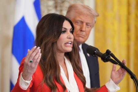 ギリシャの独立記念日に際して演説するギルフォイル氏（左）とトランプ米大統領＝２０２５年３月、ワシントン（ＡＰ＝共同）