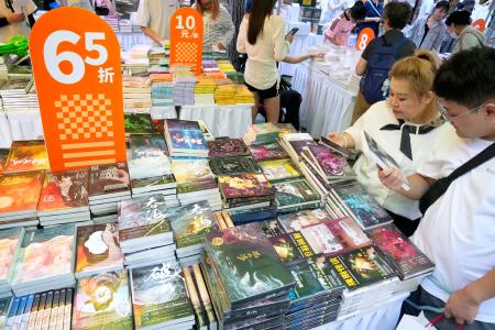 北京市内で開かれたブックフェアで販売されている本＝９月（共同）