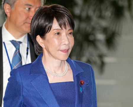 首相官邸に入る高市首相＝１５日午前