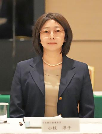 講演に臨む日銀の小枝淳子審議委員＝１５日午前、熊本市
