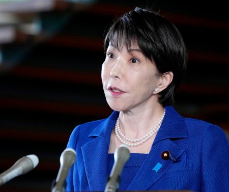 記者団の取材に応じる高市首相＝１５日午前
