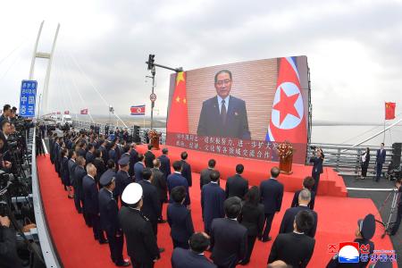 中朝国境の鴨緑江に架かる「中朝鴨緑江大橋」の開通式で映し出された北朝鮮の朴泰成首相のビデオメッセージ＝１５日（朝鮮通信＝共同）