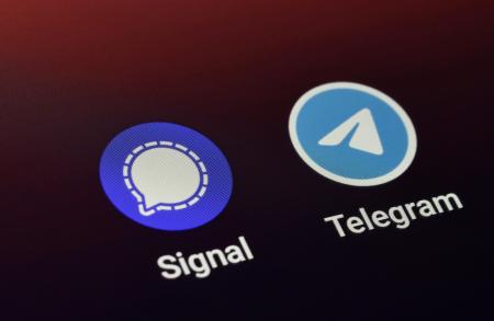 スマートフォン上の通信アプリ「シグナル」と「テレグラム」