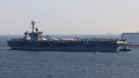 神奈川県横須賀市の米海軍横須賀基地に寄港する原子力空母セオドア・ルーズベルト＝１６日午前