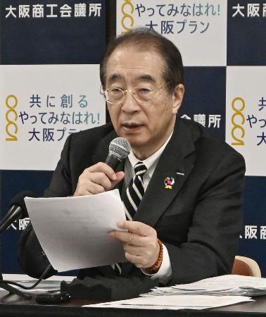 記者会見する大阪商工会議所の鳥井信吾会頭＝１６日午前、大阪市