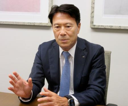 インタビューに答える小野薬品工業の滝野十一社長