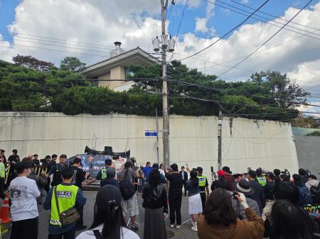 映画「暗殺者（たち）」の主演俳優の自宅前で抗議する保守系団体のメンバーら＝４日（聯合＝共同）