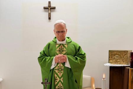 １６日、イタリア・ローマの病院でミサを執り行うローマ教皇レオ１４世（バチカンメディア提供・ＡＰ＝共同）
