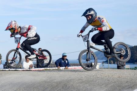全日本選手権男子で優勝した深川匠（右）＝大船渡市
