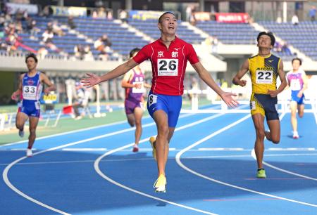 少年男子Ａの３００メートル障害決勝　優勝した後藤大樹（２６）＝カクヒログループアスレチックスタジアム