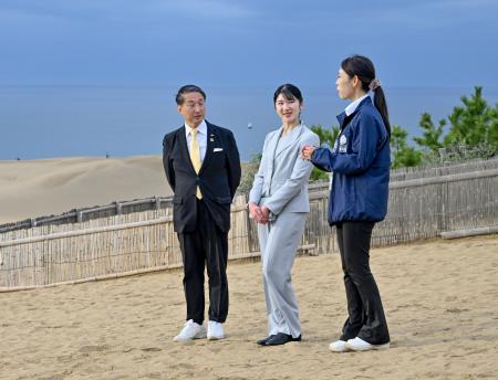 鳥取砂丘を見学される愛子さま＝１９日午後、鳥取市（代表撮影）