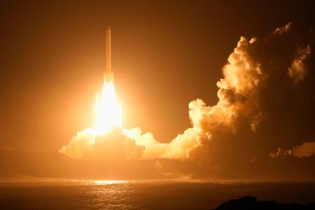 火星衛星探査計画「ＭＭＸ」の探査機を載せ、鹿児島県の種子島宇宙センターから打ち上げられるＨ３ロケット１０号機＝２０日午前４時４１分