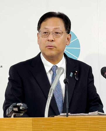 記者会見する関文科相＝２０日午前、文科省