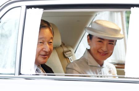 ９２歳の誕生日を迎えた上皇后美智子さまにあいさつするため、仙洞御所に入られる天皇、皇后両陛下＝２０日午前、東京・元赤坂（代表撮影）