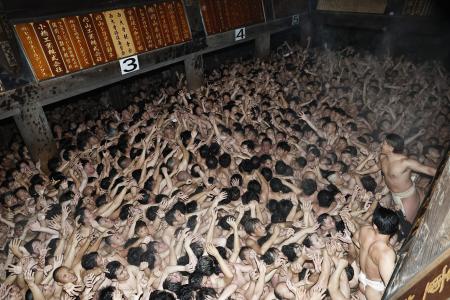 今年の「西大寺会陽」で宝木を奪い合う男たち＝２月、岡山市