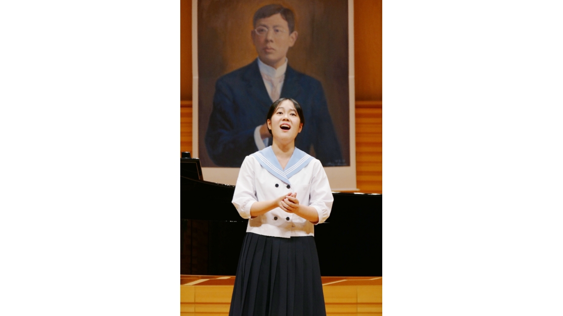 １位に輝いた菅明凜さん。審査結果の発表後、思いを込めて独唱した＝竹田市玉来の市総合文化ホール