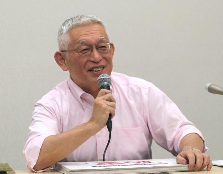 記者会見する泉房穂参院議員＝２１日午後、国会