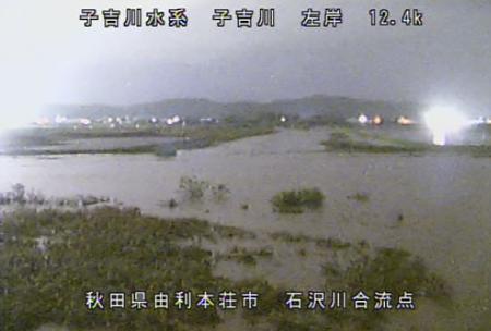 大雨で増水した秋田県由利本荘市の子吉川のライブカメラ画像＝２１日夜（国交省提供）