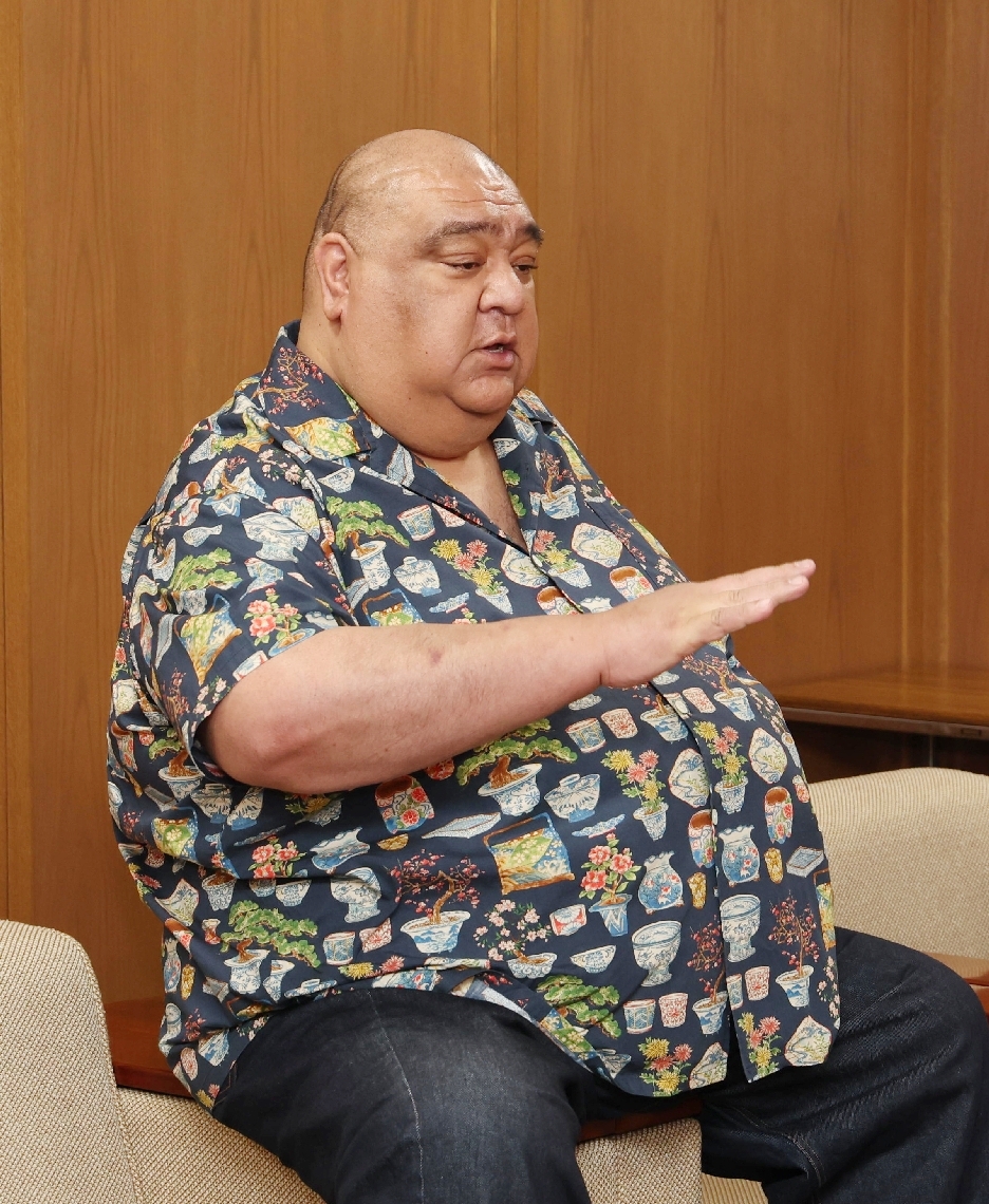 手首をクルッとひねって手先を横向きにした武蔵川親方。「こうすれば（相手の脇が）空くんだ」とコツを説明した＝２０２６年１０月１９日、大分市府内町の大分合同新聞社