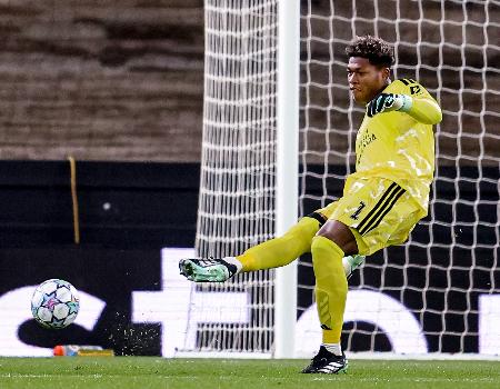 バイキング戦でプレーするアストンビラのＧＫ鈴木彩＝バーミンガム（共同）
