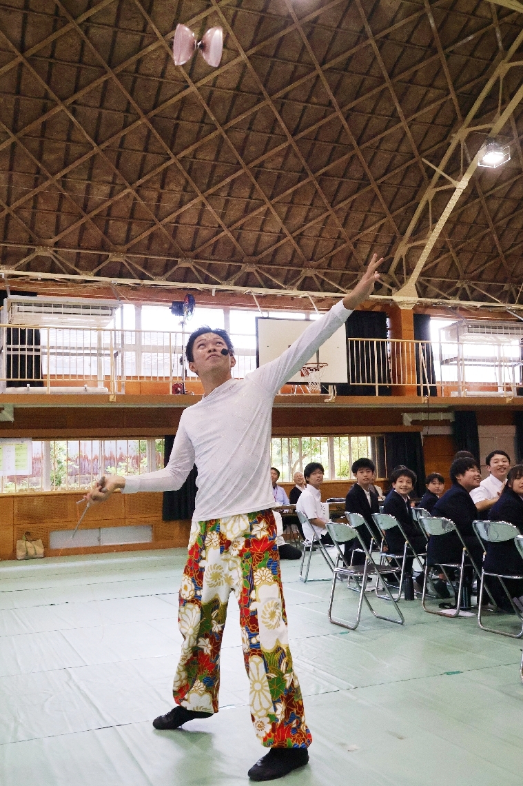 ダイナミックな技で会場を沸かす、ジャグリングパフォーマーの橋本拓海さん