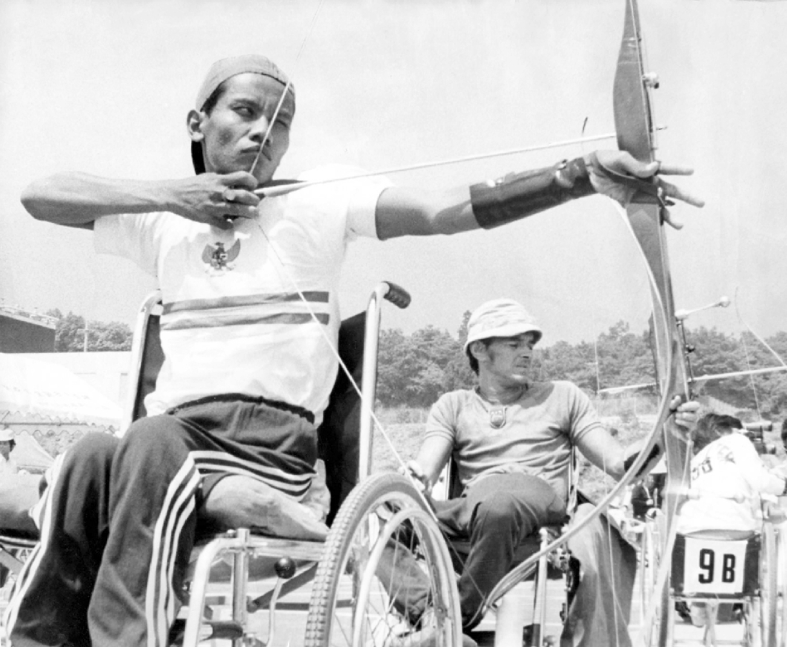 第１回フェスピック大会。狙いを定めて、日ごろ鍛えた腕を競うアーチェリーの選手＝１９７５年、別府市の農協共済別府リハビリセンター