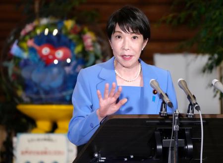 記者団の取材に応じる高市首相＝２３日午後、首相官邸