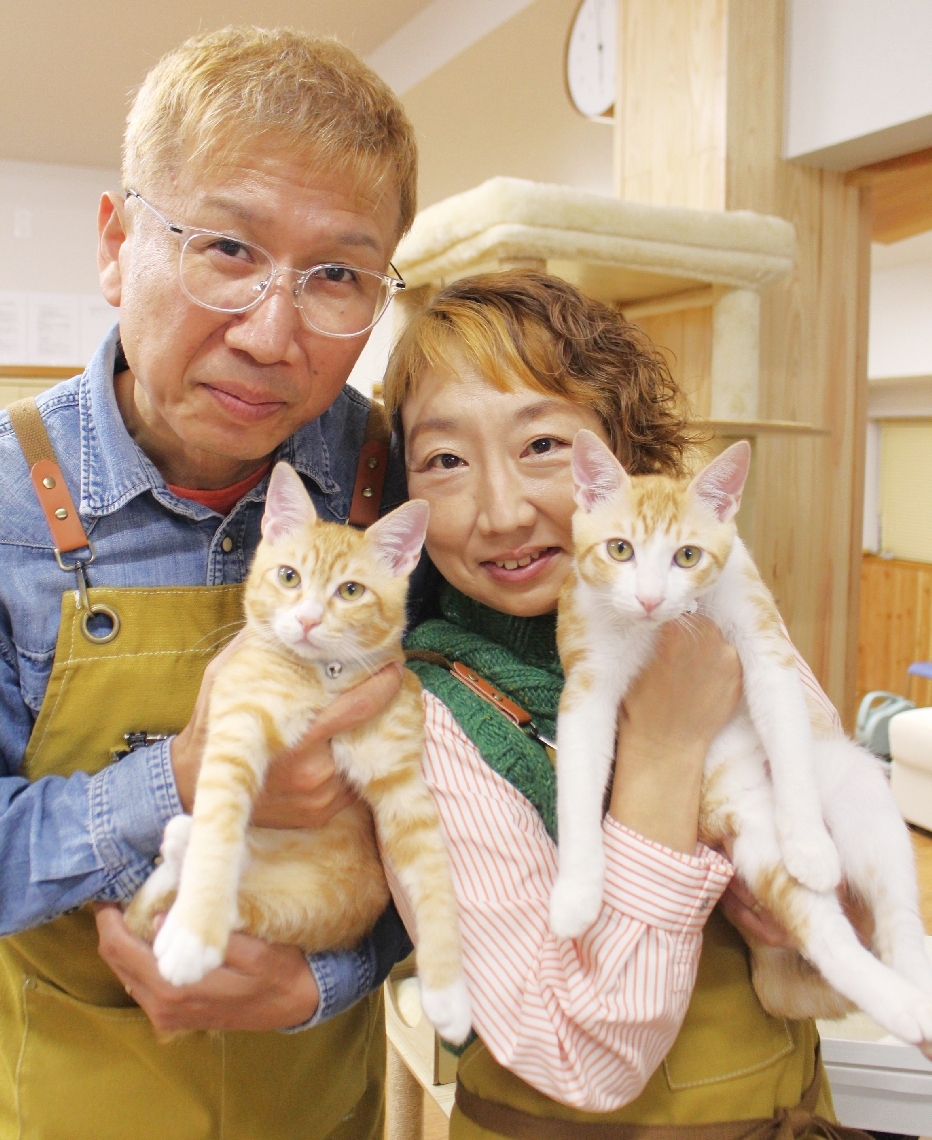 「ねこたまデイサービス」をオープンさせた（右から）菅康子さん、学さん。猫のたま（左）と、らいが高齢者を癒やす＝竹田市玉来