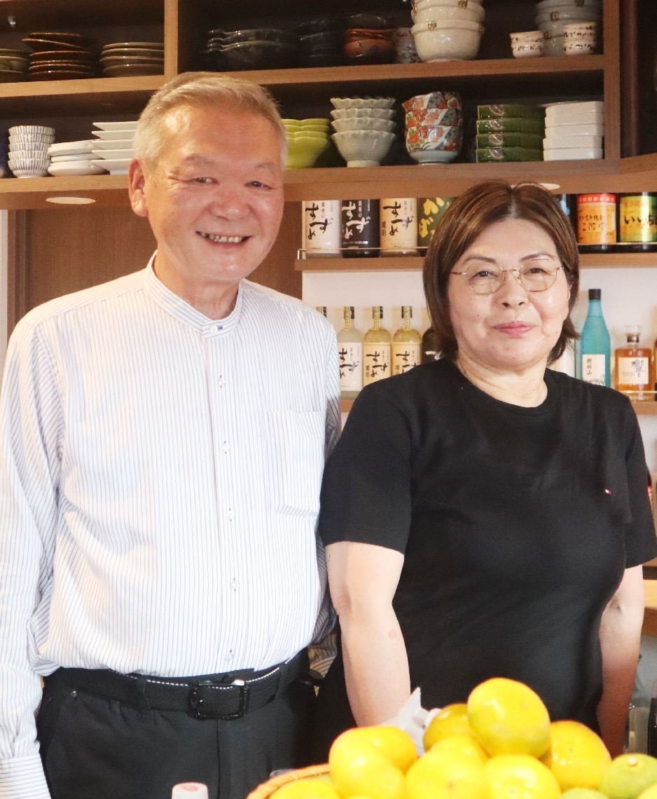 大分と東京を往復し家庭料理の店を営む吉高さん夫婦＝東京都中央区築地