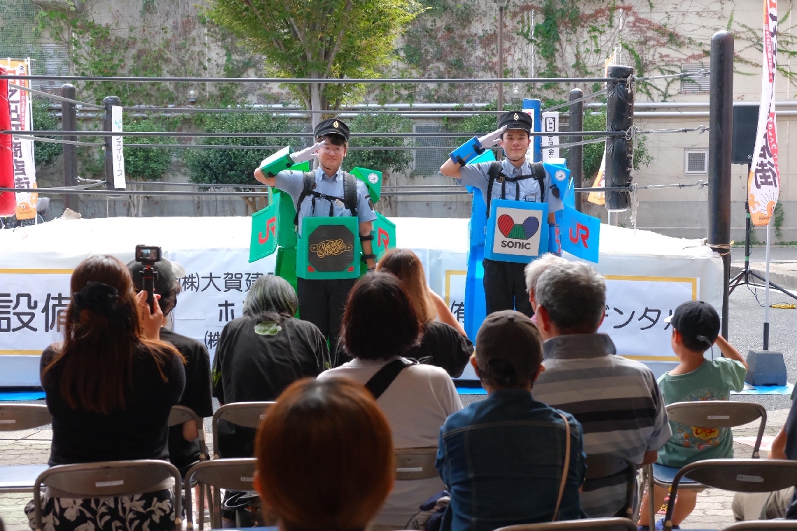 来場者に敬礼する「ソニックマン」と「ゆふ森マン」