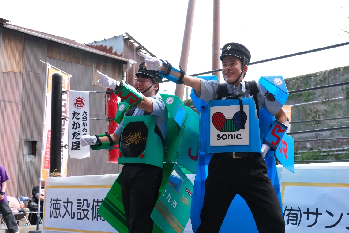 熱演する「ソニックマン」（右）と「ゆふ森マン」（左）