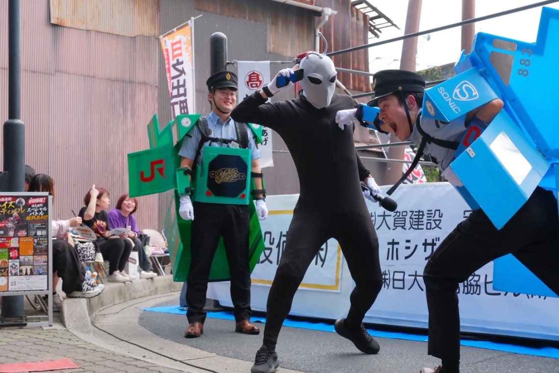 怪人に必殺パンチをお見舞いするソニックマン