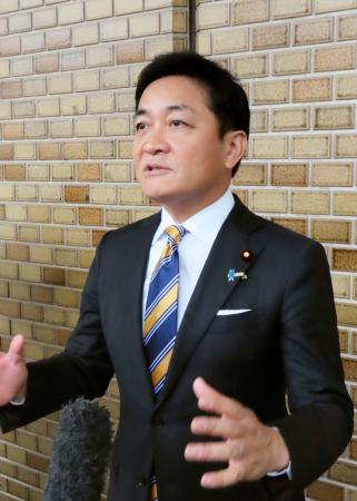 記者団の取材に応じる国民民主党の玉木代表＝２４日午後、福島県郡山市