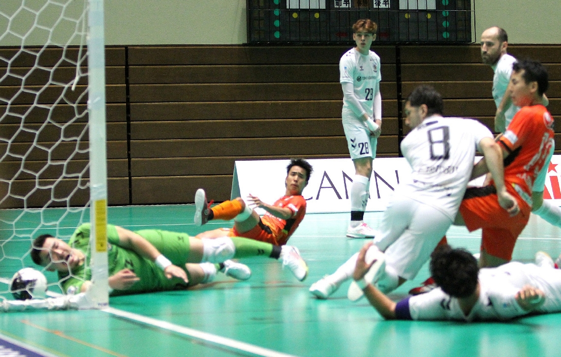 【大分―名古屋】試合終了間際、オウンゴールを誘い逆転した大分＝サイクルショップコダマ大洲アリーナ