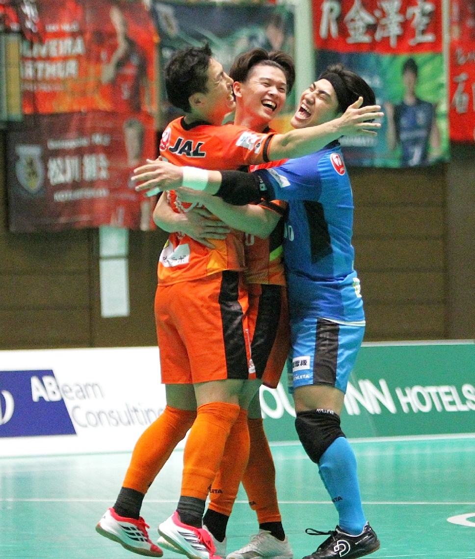 【大分―名古屋】後半の残り１秒で勝ち越し、抱き合って喜ぶ大分の選手たち