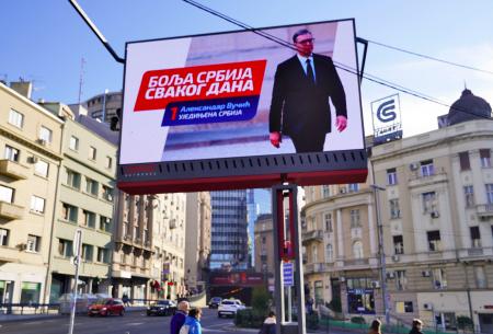 セルビア進歩党を率いるブチッチ前大統領の写真が使われた議会選の電子看板＝２４日、ベオグラード（共同）