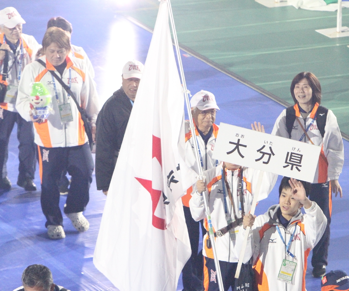 閉会式を終え、手を振りながら退場する大分県選手団＝マエダアリーナ