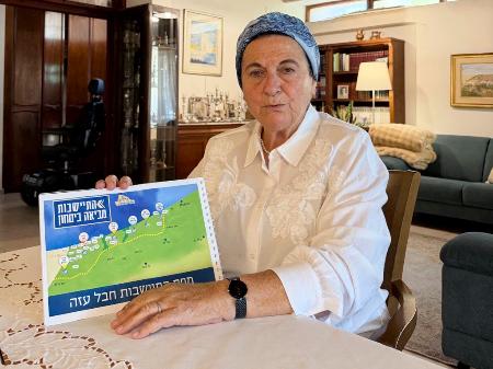 パレスチナ自治区ガザでの入植計画について話すダニエラ・バイス氏＝８月、ヨルダン川西岸ナブルス近郊の入植地ケドゥミム（共同）