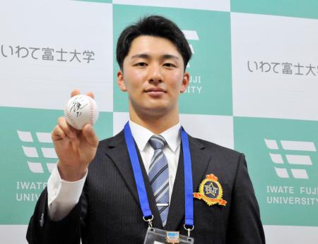 オリックスから指名あいさつを受け、ポーズをとる富士大の角田楓斗投手＝２７日、岩手県花巻市