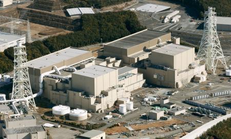 中部電力浜岡原発の３号機（左）と４号機＝１月、静岡県御前崎市