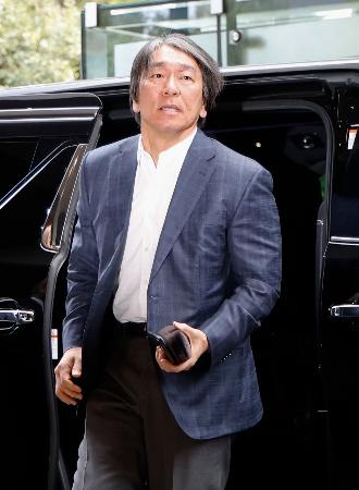 球団内の各部署とのミーティングのためジャイアンツ球場を訪れた巨人の松井秀喜新監督＝２７日、川崎市
