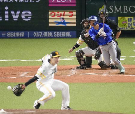 ５回ＤｅＮＡ２死二塁、古市が中前に先制打を放つ。投手松本晴、捕手海野＝みずほペイペイドーム