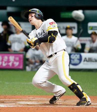 １０回ソフトバンク１死、正木が左越えにサヨナラ本塁打を放つ＝みずほペイペイドーム