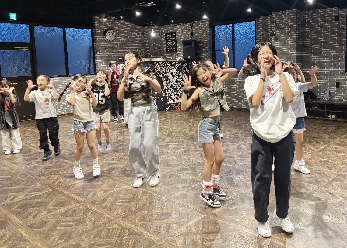 ダンスの練習をする小学生＝別府市北浜