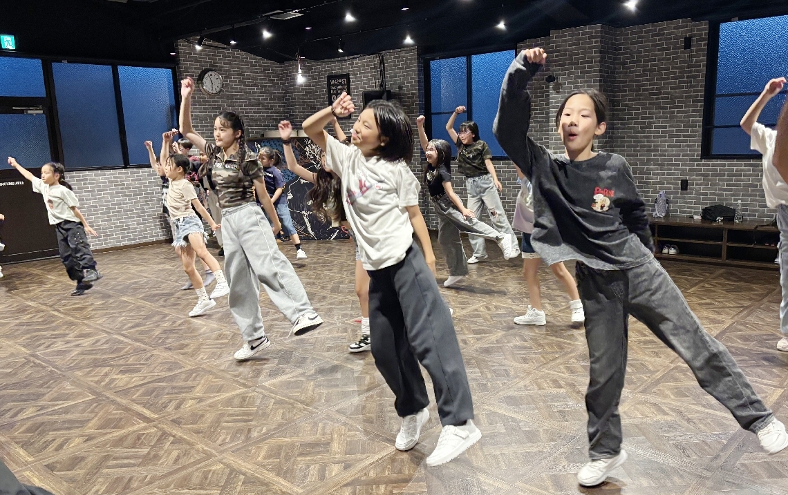 ダンスの練習をする小学生