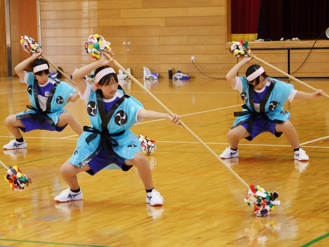 杖踊りの練習に励む直川中１年生＝佐伯市直川中