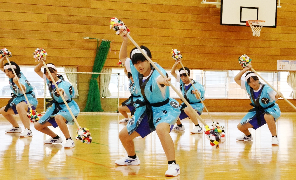 杖踊りの練習に励む直川中１年生