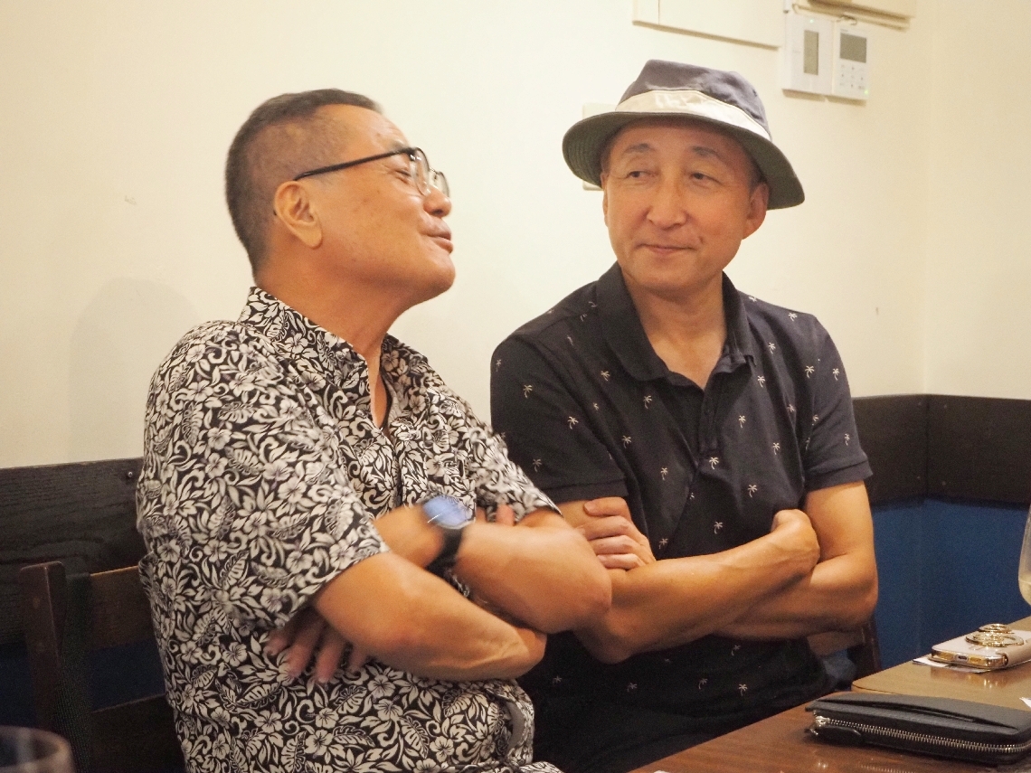 懐かしい思い出話に花を咲かせる参加者＝沖縄県那覇市のレストラン「ケサラ」